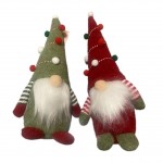 Un Babbo Natale bicolore, adornato con un albero di Natale in testa e con una barba bianca come la neve.