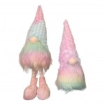 Questo colorato Babbo Natale di peluche misura 26 x 20 x 47 cm! Indossa un cappello a punta dai colori tenui.v
